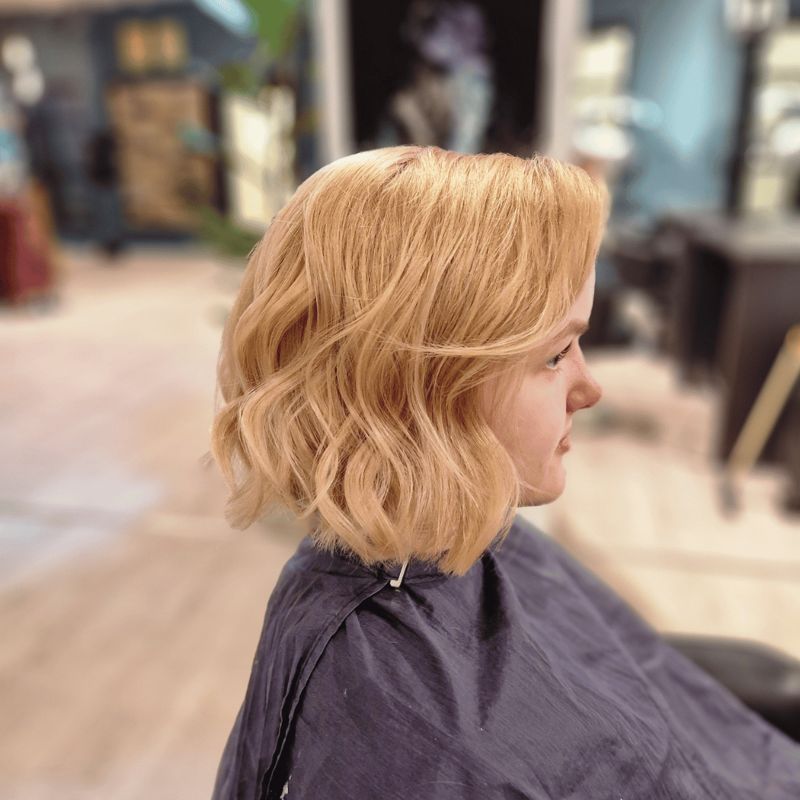 Jordbærblond bob med bølger, laget av Astrid