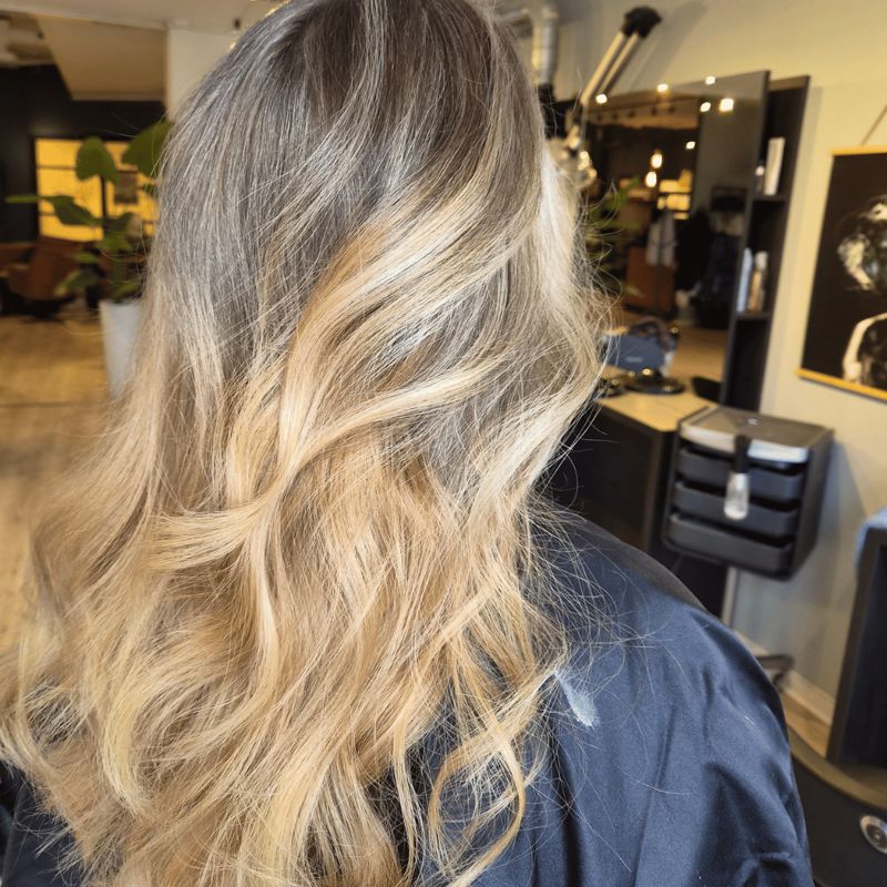 Blond balayage med bølger, laget av Astrid