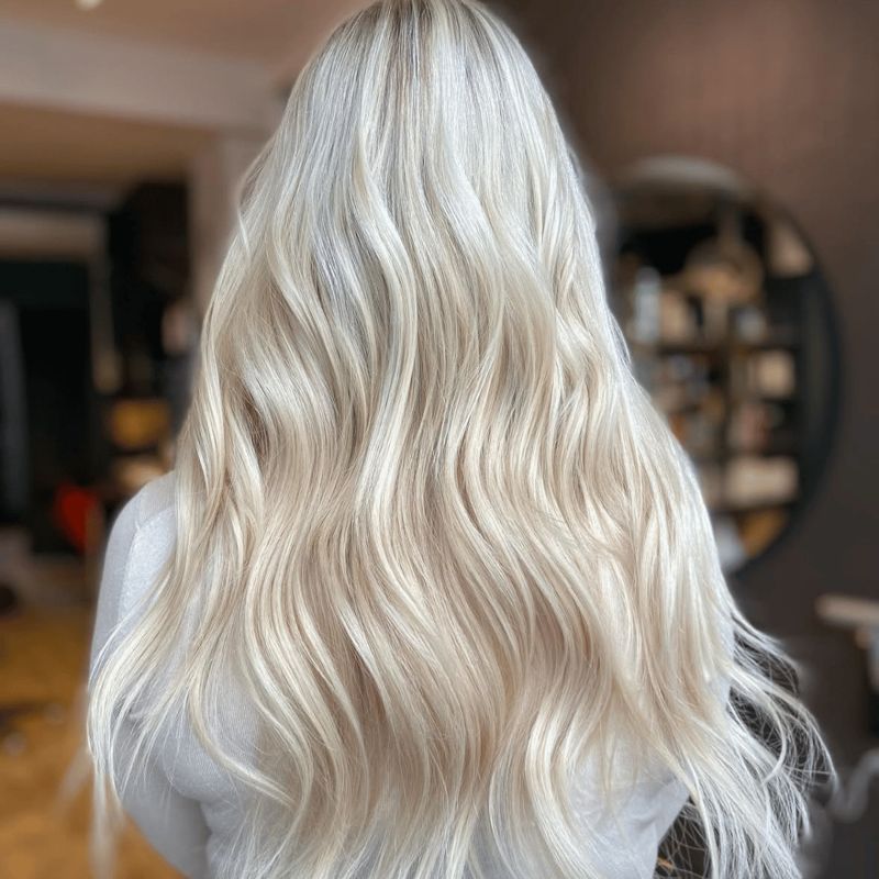 Platinablonde bølger, laget av Inez
