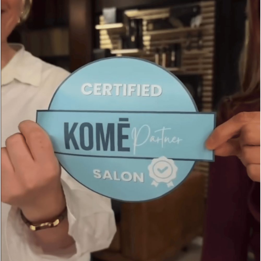 UpperCut viser fram skiltet Certified Komé Partner Salon